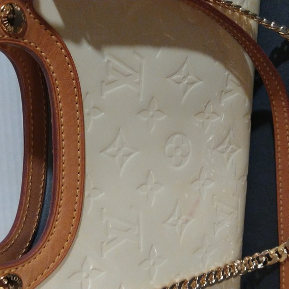 Authentic Louis Vuitton monogram Vernis Roxbury Drive cream handbag. - Picture 3 of 16